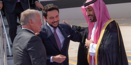 قاد بهما السيارة.. تفاعل على حفاوة استقبال محمد بن سلمان للملك عبدالله وولي عهد الأردن بالرياض - الخليج برس