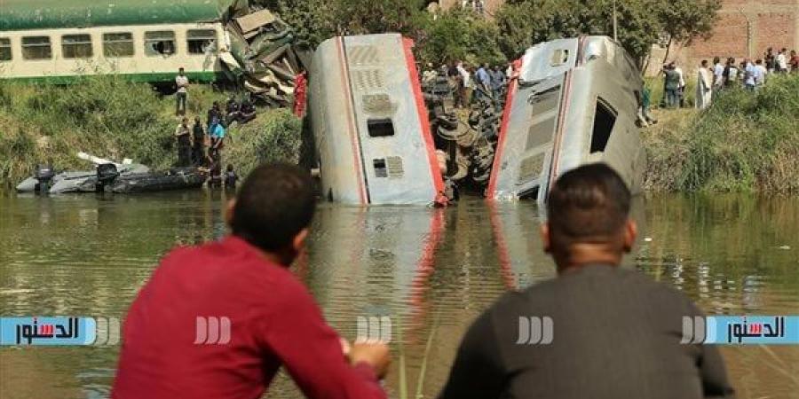 حادث قطار المنيا.. عينان تُراقبان وقلوب حزينة (حكاية صورة)