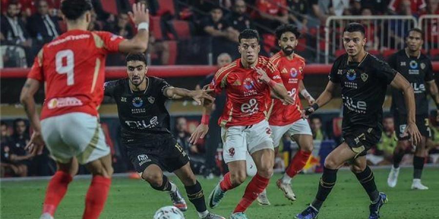 "العريس ميدخلش".. فرح يتحول إلى مدرج لمشاهدة مباراة الأهلي والزمالك (فيديو)