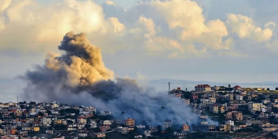 حالة من الغضب بسبب صحفي يشارك جنود الاحتلال في التفجيرات بلبنان