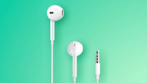 أبل EarPods.. لماذا بقيت رغم تحول العالم إلى اللاسلكي؟