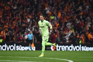إنجاز تاريخي... الحارس موسليرا يحرز هدفًا في تتويج جالاتا سراي بلقب الدوري التركي (فيديو)