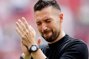بعد إخفاقه في الدوري، أياكس يعلن انتهاء فترة المدرب